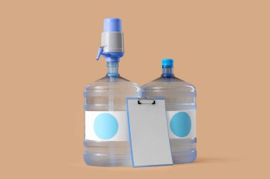 Bej arkaplanda boş pano olan temiz su şişeleri