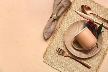 Bej arkaplanda çiçekler olan güzel masa ayarları