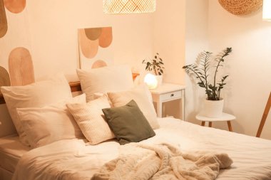 Yatak odasının içi rahat yatak odası ve geceleri parlayan lambalar.