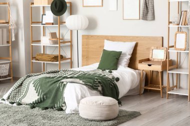 Yatak, masa ve raf üniteleri olan ergen odasının içinde.