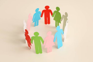 Kağıt insan figürleri arka planda daireler çiziyor. Çeşitlilik ve kapsama kavramı