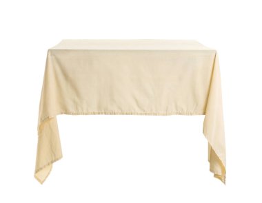 Beyaz arkaplanda izole edilmiş bej masa örtüsü olan yemek masası
