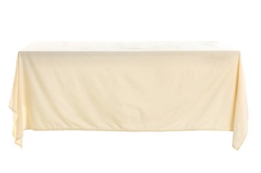 Beyaz arkaplanda izole edilmiş bej masa örtüsü olan yemek masası