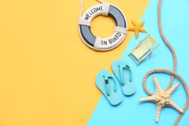 Yaz kompozisyonu deniz yıldızları, halat, dekoratif iskemle, parmak arası terlik ve renk arkaplan üzerinde can simidi