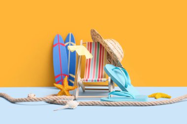 Deniz yıldızları, halat ve dekoratif plaj aksesuarları ile renklendirilmiş kompozisyon