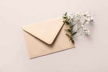 Zarf ve güzel çingene çiçekleri gri arkaplanda