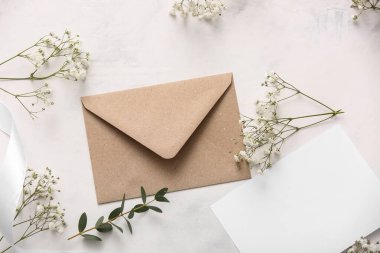 Zarf ve güzel çingene çiçekleri beyaz arka planda