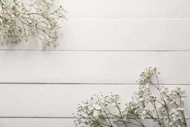 Beyaz ahşap arka planda güzel çingene çiçeklerinden yapılmış çerçeve