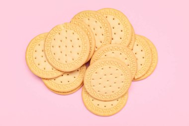 Pembe arka planda bir sürü tatlı kurabiye