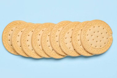 Mavi arka planda bir sürü tatlı kurabiye