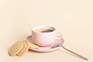 Tatlı kurabiyeler ve arka planda bir fincan sıcak kahve.