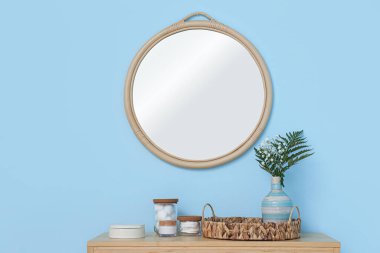 Mavi duvardaki raf ve ayna, oda içinde, yakın plan.