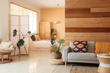 Kanepesi, koltuğu ve çiçekleri olan ışık odasının içi, yakın plan.