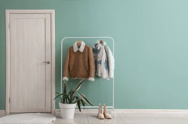 Koridorun iç kısmında ceketler, botlar ve fabrikalar var.