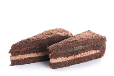 Beyaz arka planda izole edilmiş lezzetli çikolatalı pasta parçaları, yakın plan.