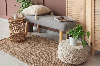 Yumuşak bank, katlanır ekran, masa ve puf oturma odasının iç tarafında, yakın çekim