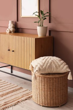 Çekmeceler, masa ve puf, oturma odasının iç tarafında, yakın plan.