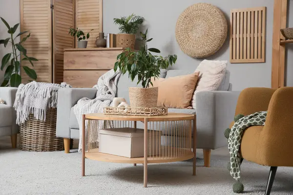Hasır sepetteki ev bitkisi oturma odasının içindeki masada, yakın plan.