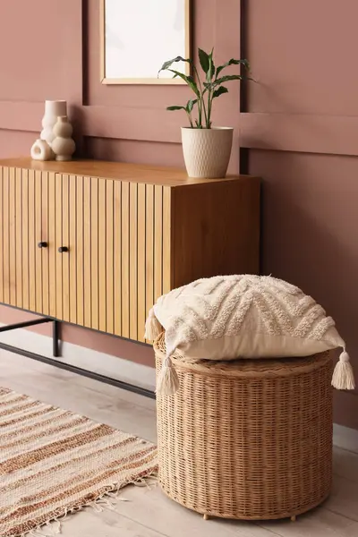 Çekmeceler, masa ve puf, oturma odasının iç tarafında, yakın plan.