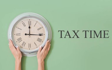 Renk duvarında saati olan kadın elleri