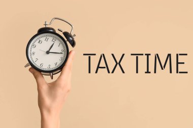 Bej arka planda alarmlı kadın kol saati