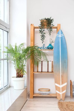 Şık oturma odasında raflı sörf tahtası.