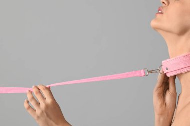 Pembe yakalı genç bayan arka planda, yakın plan. Seks konsepti