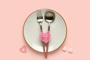 Pembe arka planda kalpleri olan güzel bir masa. Sevgililer Günü kutlaması