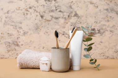 Arkaplanda okaliptüs dalı olan banyo malzemeleri var.