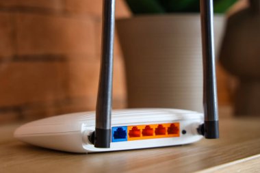 Odadaki rafta modern kablosuz ağ yönlendirici, yakın plan.