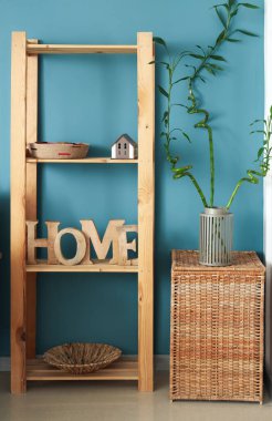 Bambu sapları ve raf ünitesi şık bir odada.