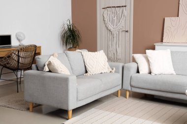 Oturma odasının içinde sehpanın üzerinde modern elektrikli vantilatör var.