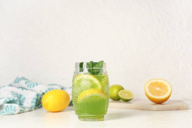 Limonlu, limonlu ve naneli bir bardak lezzetli limonata.