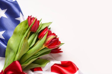 Güzel lale çiçekleri ve arka planda ABD bayrağı, yakın plan. Anma Günü kutlaması
