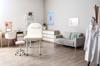 Kanepesi, kanepesi ve doktorunun çalışma yeri olan bir muayenehane.