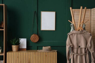 Klozet, askılık ve boş çerçeveli salonun içi.