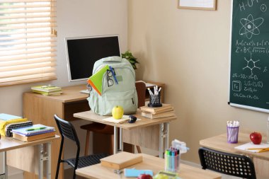 Sınıfta sırt çantalı bir elma.