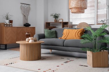 Oturma odası, kanepe, masa ve çekmeceler.