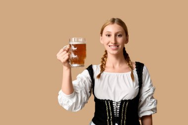 Güzel mutlu Ekim Festivali garsonu bej arka planda bir kupa birayla