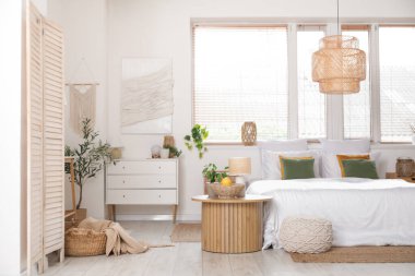 Masası ve çekmecesi olan rahat bir yatak odası.