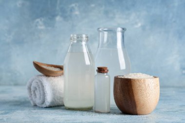 Doğal pirinç suyu şişeleri, tahıllar ve temiz havlu.