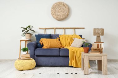 Oturma odasında rahat bir kanepe, sehpa ve puf.