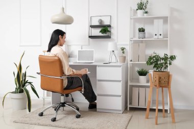 Modern ofisinde çalışan genç kadın