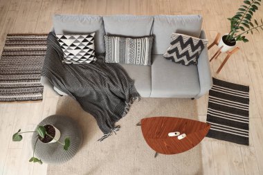 Kanepe ve ekose kumaşlı modern bir oda.