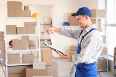 Depoda çalışan erkek yükleyici.