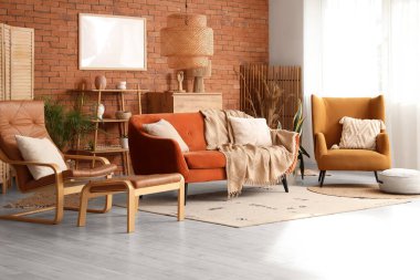 Oturma odasının iç tarafında rahat bir kanepe ve koltuklar.