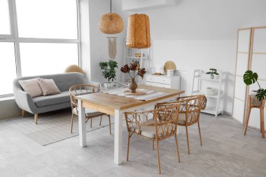 Masası, kanepesi ve raf ünitesi olan hafif yemek odasının içinde.