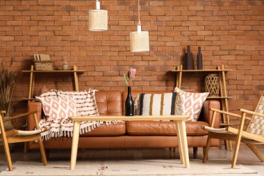 Konforlu kanepe, hasır koltuklar ve oturma odasının içindeki kahve masası.