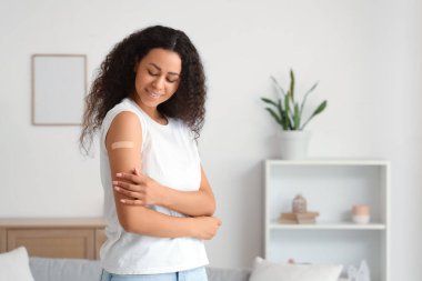 Genç Afro-Amerikalı kadın. Aşıdan sonra evde tedavi görüyor.