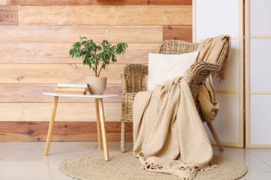 Saf hasır koltuklu, kahve masalı ve katlanır perdeli şık bir oturma odası.